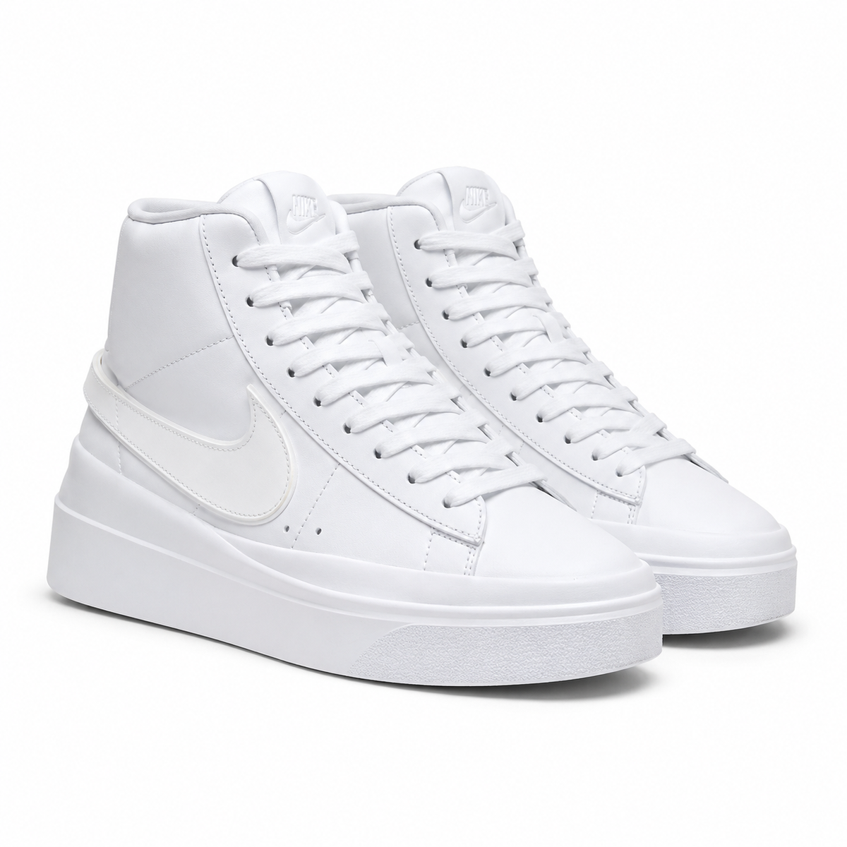 Nike Blazer Phantom Mid entièrement blanches.