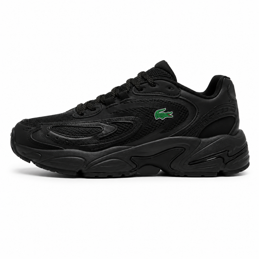 Storm 96 2K – Triple Black  Une silhouette audacieuse, un style résolument premium.