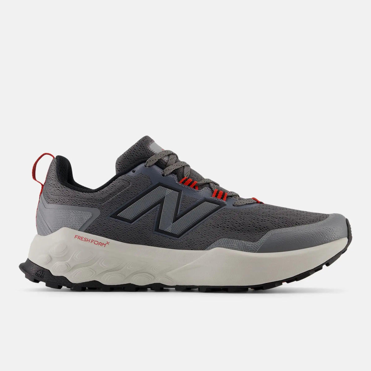 New Balance Fresh Foam X – Gris / Noir / Rouge  Un équilibre maîtrisé entre confort, amorti et style sportif.
