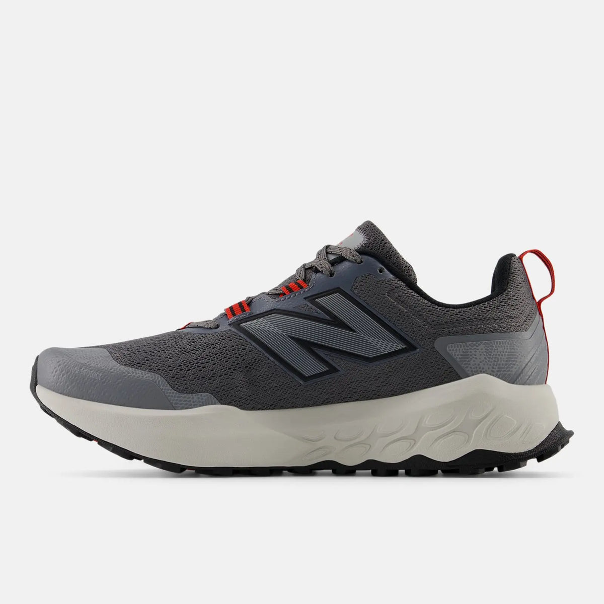 New Balance Fresh Foam X – Gris / Noir / Rouge  Un équilibre maîtrisé entre confort, amorti et style sportif.