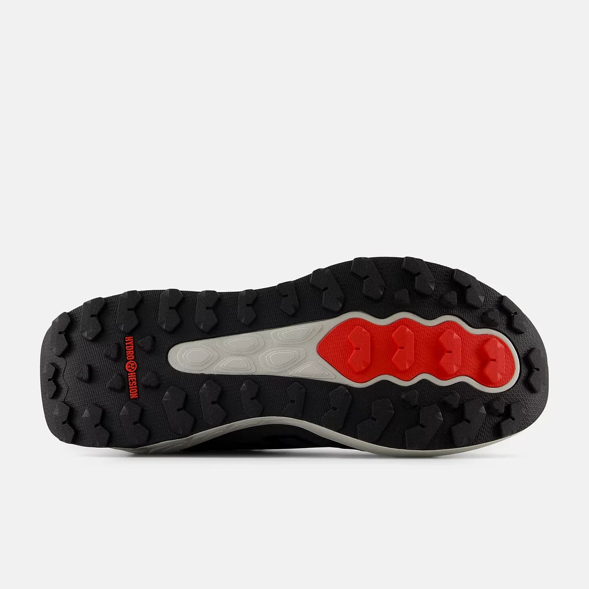 New Balance Fresh Foam X – Gris / Noir / Rouge  Un équilibre maîtrisé entre confort, amorti et style sportif.