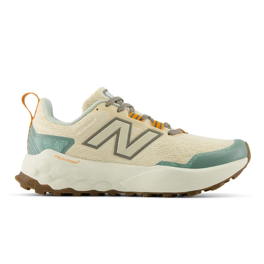 New Balance Fresh Foam X – Beige / Vert Sauge / Orange  Un confort moderne, une silhouette outdoor élégante.