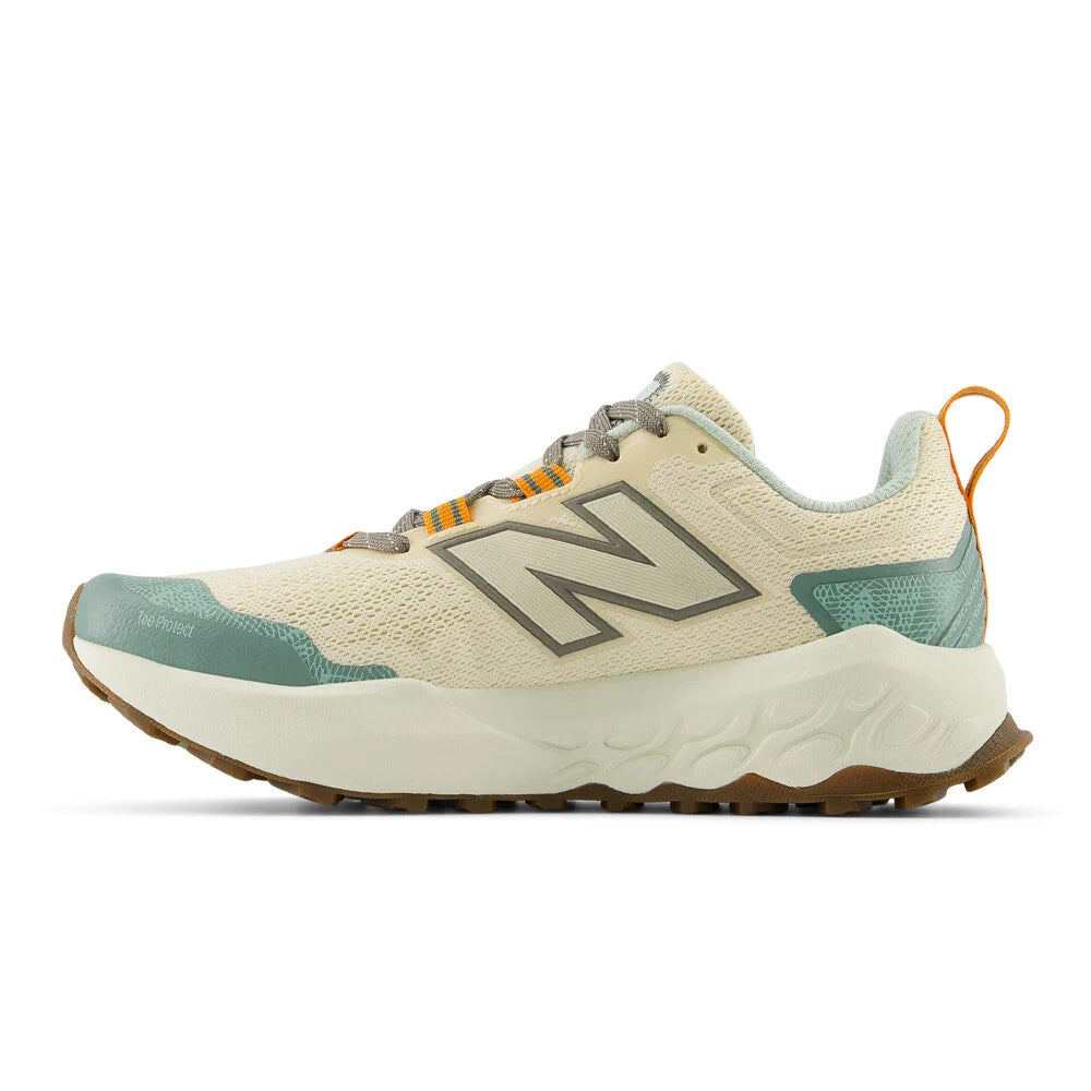New Balance Fresh Foam X – Beige / Vert Sauge / Orange  Un confort moderne, une silhouette outdoor élégante.