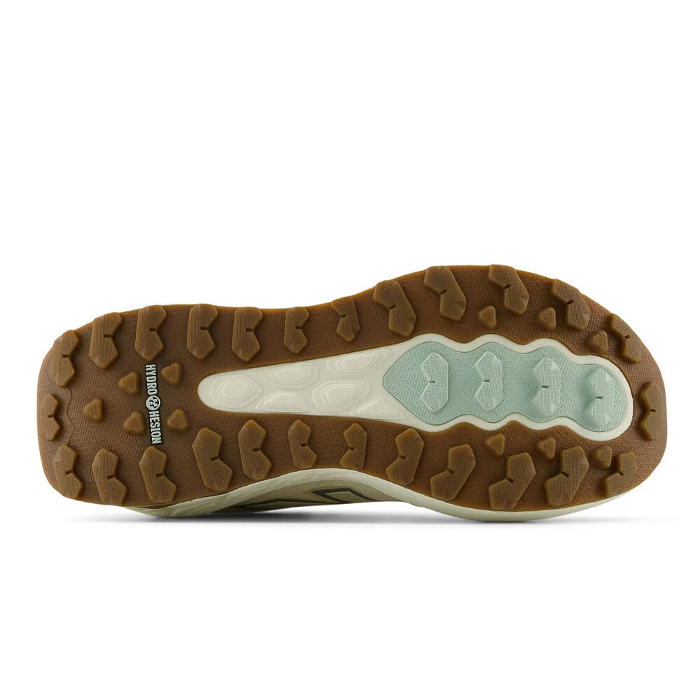 New Balance Fresh Foam X – Beige / Vert Sauge / Orange  Un confort moderne, une silhouette outdoor élégante.