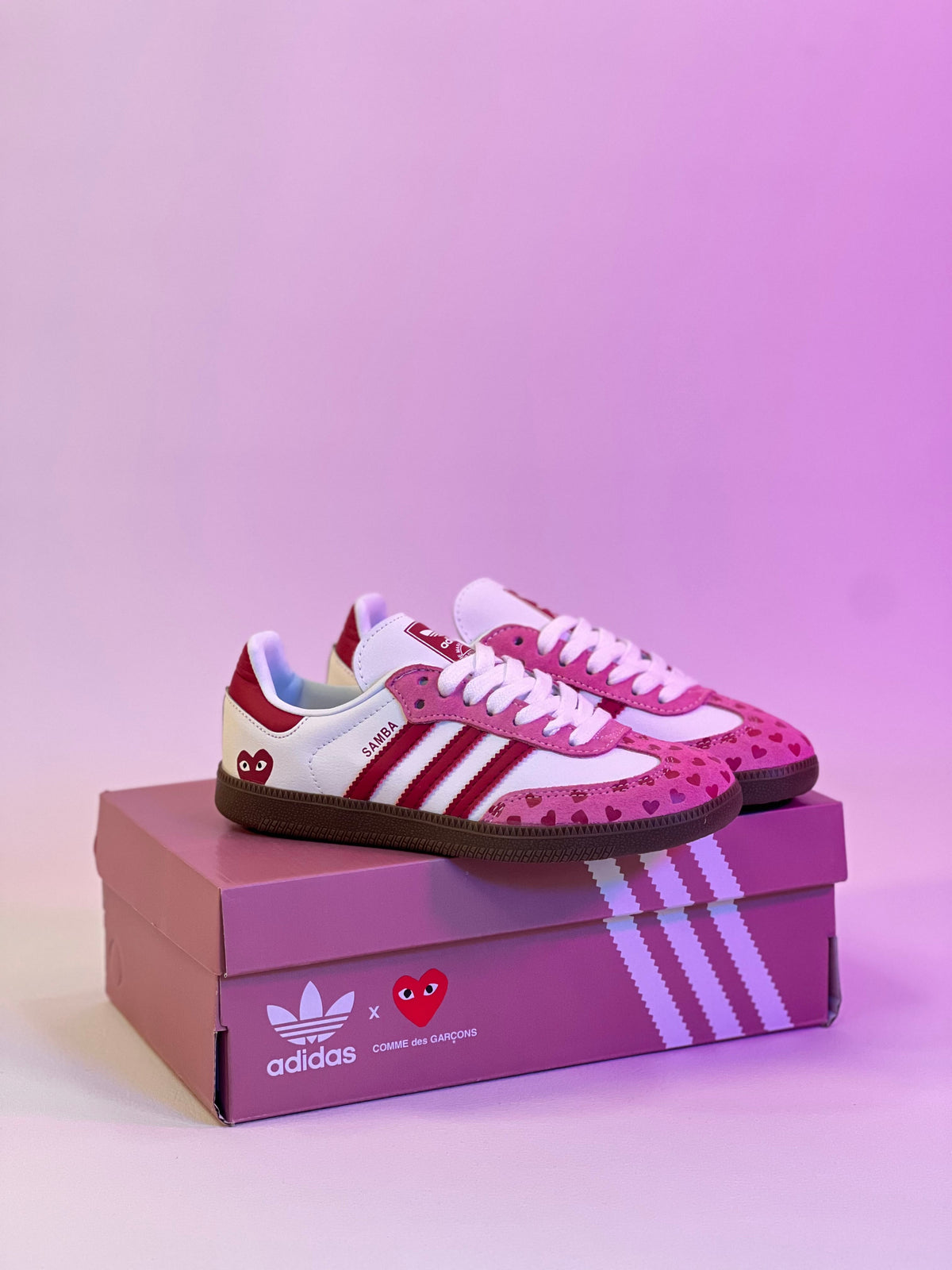 adidas Samba OG x Comme des Garçons PLAY – Blanc, Rose et Bordeaux
