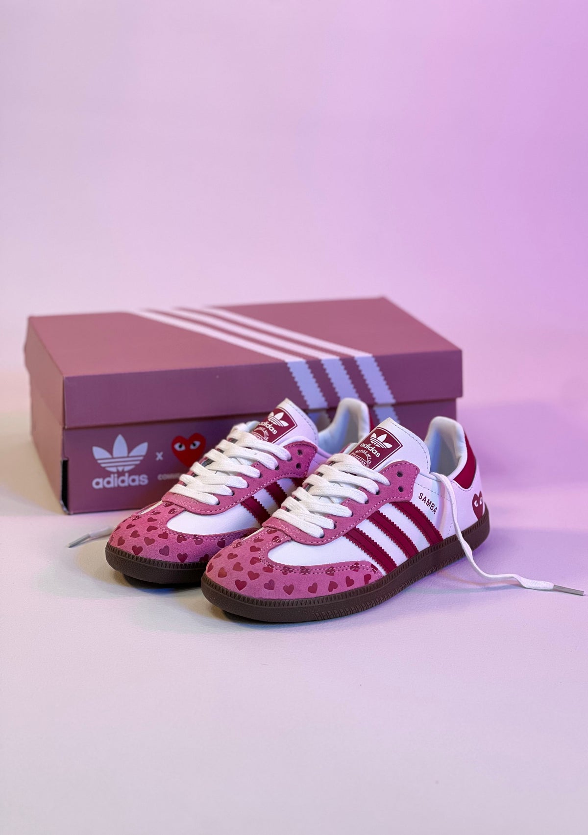 adidas Samba OG x Comme des Garçons PLAY – Blanc, Rose et Bordeaux
