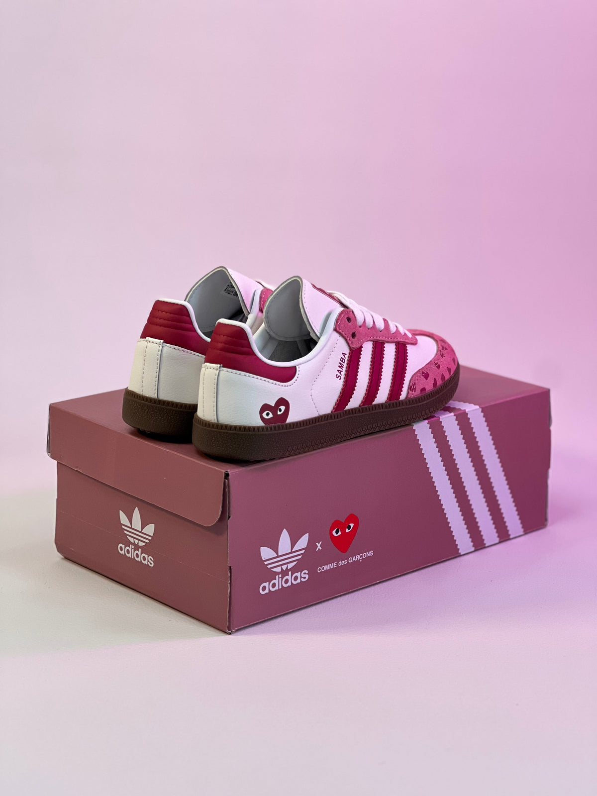 adidas Samba OG x Comme des Garçons PLAY – Blanc, Rose et Bordeaux