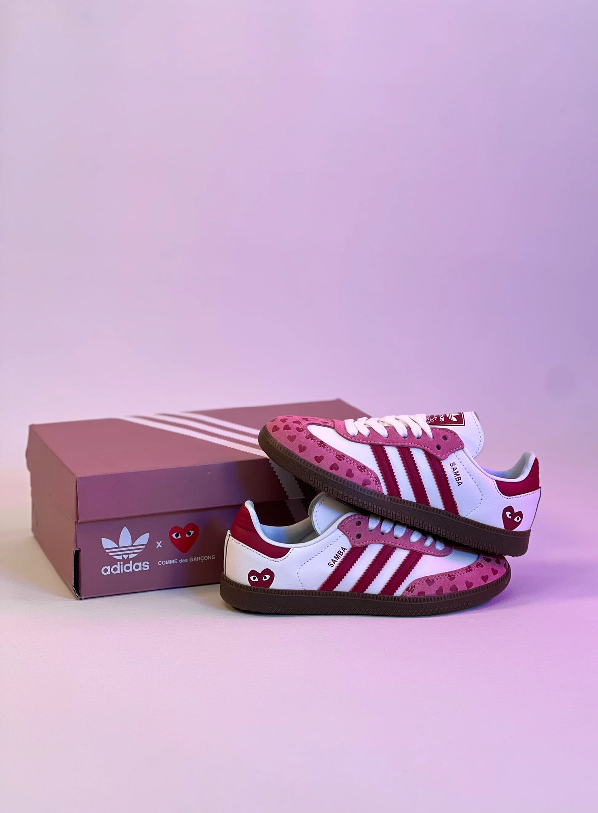 adidas Samba OG x Comme des Garçons PLAY – Blanc, Rose et Bordeaux
